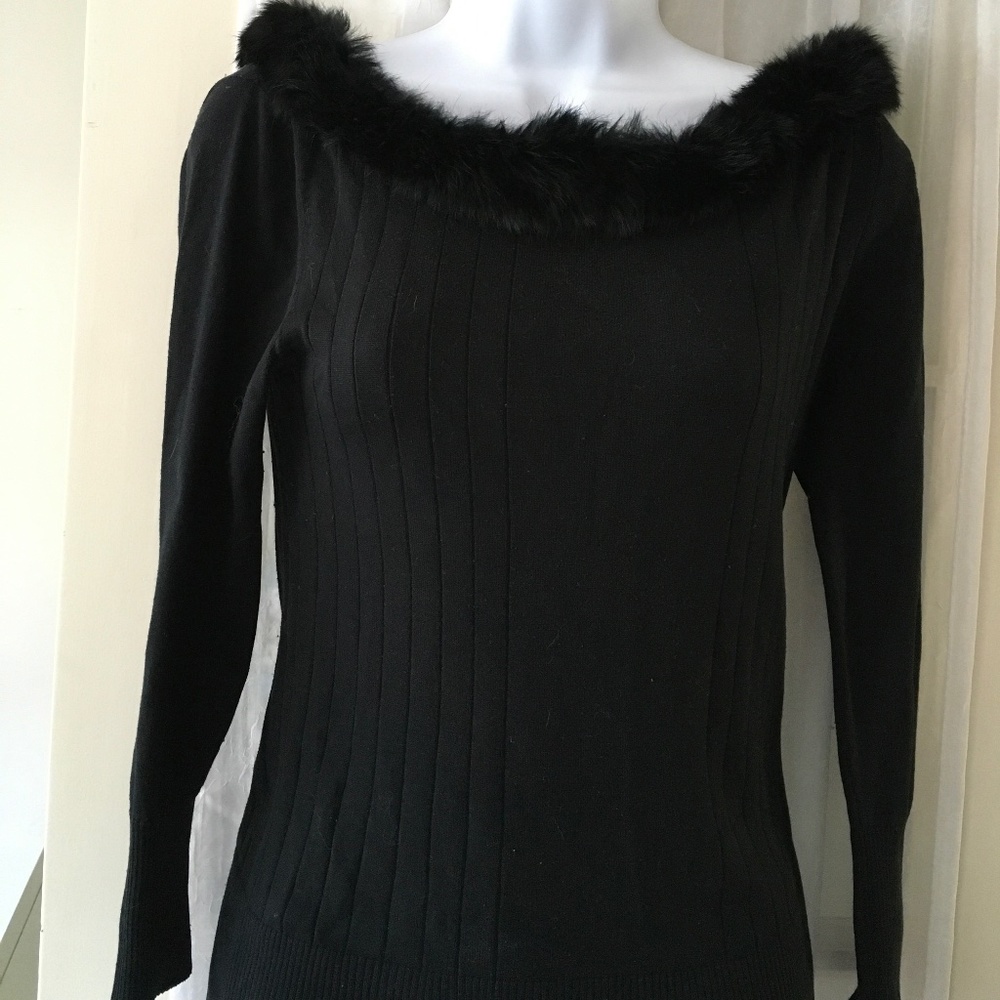 GUC Sz M Black Sweater w/ Fur around Neckline